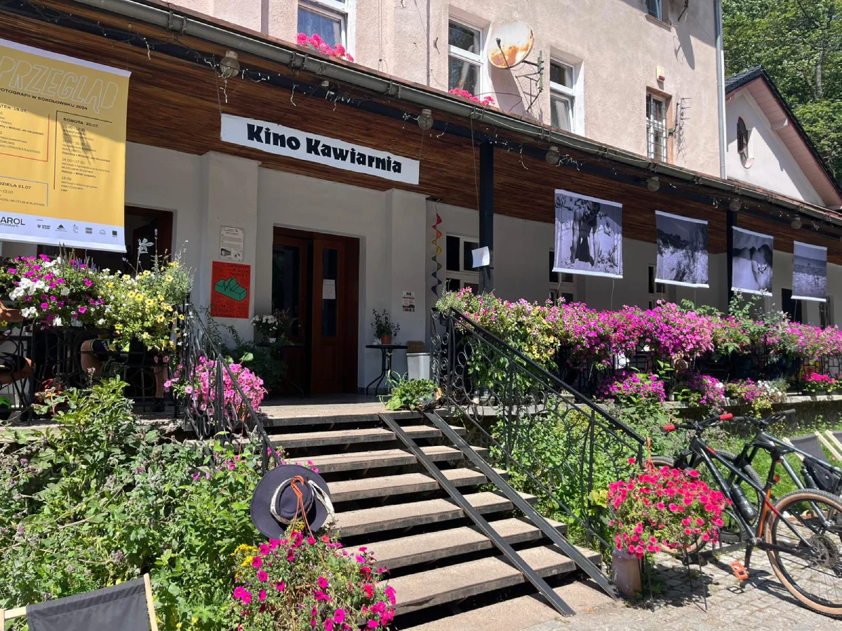 Wejście do Kinoteatru Zdrowie i kino-kawiarni w Sokołowsku
