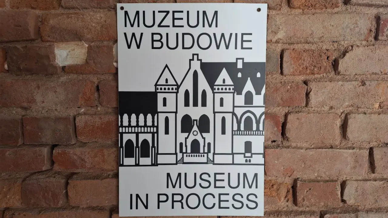 Tablica Muzeum w Budowie w dawnym sanatorium